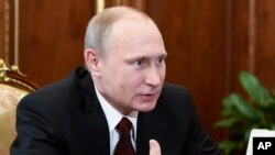 Ông Putin nói: "Hy Lạp không hề đề cập tới vấn đề viện trợ. Chúng tôi đã thảo luận về sự hợp tác trong nhiều lãnh vực kinh tế, kể cả việc thực hiện những dự án lớn về năng lượng."