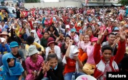 Hàng trăm công nhân may mặc ở Phnom Penh, Kampuchea, đình công phản đối đòi tăng lương và điều kiện làm việc tốt hơn tại nhà máy M&V International Manufacturing Limited, nơi phụ trách sản xuất quần áo của hãng H&M