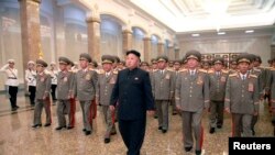 Lãnh tụ Bắc Triều Tiên Kim Jong Un đi khập khiễng trong buổi lễ tưởng niệm 20 năm ngày mất của ông nội Kim Il Sung, người sáng lập đất nước Bắc Triều Tiên, ngày 8/7/2014.