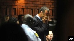 Vận động viên Oscar Pistorius khóc khi ra trước tòa án ở Pretoria, Nam Phi, 15/2/13 