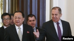 Ngoại Trưởng Nga Sergei Lavrov hướng dẫn vị tương nhiệm Bắc Hàn Ri Yong Ho (trái) trong một cuộc họp ở Moscow, Nga. Ảnh chụp ngày 10/4/2018. REUTERS/Sergei Karpukhin 