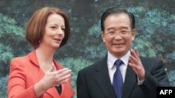 Thủ tướng Australia Julia Gillard (phải) và Thủ tướng Trung Quốc Ôn Gia Bảo tại Sảnh đường Nhân dân ở Bắc Kinh, ngày 26/4/2011