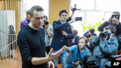 Thủ lĩnh đối lập Nga Alexei Navalny nói với báo chí tại tòa ở in Moscow, Nga, 27/3/2017. 