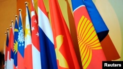 Quốc kỳ của 10 nước thành viên Hiệp hội các quốc gia Đông Nam Á (ASEAN).