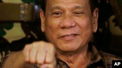 Tổng thống Philippines Rodrigo Duterte giơ nắm tay trong chuyến thăm của ông đến Trại Mateo Capinpin của quân đội Philippines tại thị trấn Tanay, tỉnh Rizal phía đông Manila, Philippines, ngày 25 tháng 08 năm 2016. 