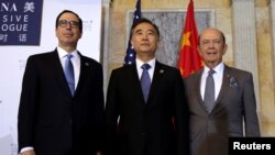 Bộ trưởng Tài chính Mỹ Steven Mnuchin (trái), Bộ trưởng Thương mại Wilbur Ross (Đảng Cộng Hòa) và Phó Thủ Tướng TQ Uông Dương chụp ảnh lưu niệm trước Đối thoại Kinh tế Toàn diện Mỹ-Trung ở Washington hôm 19/7/2017. (Ảnh Reuters)