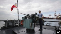 Hải quân Philippines trên tàu chiến BRP Gregorio Del Pilar (PF15) tại cảng Manila.