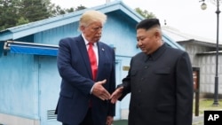 Tư liệu - Tổng thống Mỹ Donald Trump gặp gỡ Chủ tịch Triều Tiên Kim Jong Un tại làng biên giới Panmunjom giữa hai miền bán đảo Triều Tiên, ngày 30 tháng 6, 2019.