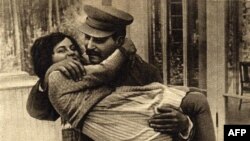 Josef Stalin và con gái Svetlana năm 1935