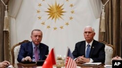 Tổng thống Thổ Nhĩ Kỳ Tayyip Erdogan và Phó Tổng thống Mike Pence trong cuộc gặp hôm 17/10 ở Ankara. 