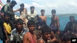 73 người Rohingya, gồm phụ nữ và trẻ em, được phát hiện trôi dạt trên một chiếc thuyền nhỏ, quá tải, ở ngoài khơi Phuket, ngày 1/1/2013.