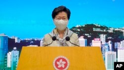 Trưởng đặc khu hành chánh Hong Kong Carrie Lam lắng nghe câu hỏi của các phóng viên tại một cuộc họp báo ở Hong Kong hôm thứ Ba 30/6/2020. (AP Photo/Vincent Yu)