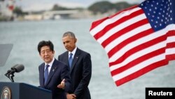 Thủ tướng Nhật Bản Shinzo Abe (T) và Tổng thống Mỹ Barack Obama phát biểu tại Căn cứ Hỗn hợp Trân Châu Cảng-Hickam, Hawaii, gày 27 tháng 12 năm 2016. 