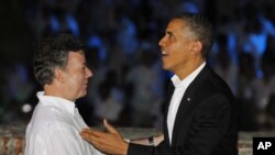 Tổng thống Colombia Juan Manuel Santos (trái) và Tổng thống Mỹ Barack Obama tại Cartagena, ngày 13/4/2012