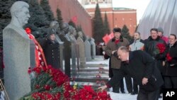 Lãnh đạo đảng Cộng sản Nga Gennady Zyuganov đặt hoa lên mộ ông Stalin tại Quảng trường Đỏ, Moscow, 5/3/2013