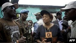 Tổng thống Liberia Ellen Johnson Sirleaf (giữa) à một nhà kinh tế tốt nghiệp trường đại học Harvard, và từng làm bộ trưởng tài chính làm việc cho Ngân hàng Thế giới, Citibank và Chương trình Phát triển của Liên Hiệp Quốc. Bà cũng vừa được trao giải Nobel 