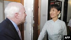 Thượng nghị sĩ Hoa Kỳ John McCain gặp lãnh tụ dân chủ Miến Ðiện Aung San Suu Kyi tại tư gia của bà ở Rangoon, ngày 2/6/2011