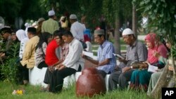 Dân Aceh đọc kinh Quran tại hố chôn tập thể các nạn nhân sóng thần, 26/12/14