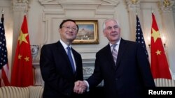 Ngoại trưởng Hoa Kỳ Rex Tillerson bắt tay Ủy viên Quốc vụ viện Trung Quốc Dương Khiết Trì. 