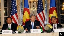 Ngoại trưởng Hoa Kỳ John Kerry (giữa) chủ tọa cuộc họp Ngoại trưởng các nước ASEAN tại New York 27/9/13