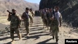 Các chiến binh chống Taliban ở Thung lũng Panjshir, Afghanistan ngày 25/8/2021 (ảnh được bên thứ ba cung cấp, trích từ video của Aamaj News Agency qua Reuters) 