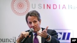 Bộ trưởng Tài chính Hoa Kỳ Timothy Geithner nói chuyện với các khách mời thuộc Liên đoàn Công Nghiệp Ấn Độ ở New Delhi 9/10/12.