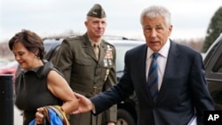 Ông Chuck Hagel và phu nhân Lilibet đến Ngũ Giá Ðài để tuyên thệ nhậm chức, ngày 27/2/2013. 