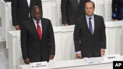 Tổng thống Francois Hollande (phải) và Tổng thống Joseph Kabila trong phiên khai mạc Hội nghị Thượng đỉnh các Quốc gia nói tiếng Pháp, tại Kinshasa, thủ đô DRC, 13/10/2012