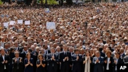 Quốc vương Tây Ban Nha Felipe (giữa), Thủ tướng Mariano Rajoy (giữa trái), Chủ tịch Catalonia Carles Puigdemont (giữa phải), cùng công chúng cử hành phút mặc niệm các nạn nhân trong các vụ tấn công khủng bố ở Barcelona, Tây Ban Nha, ngày 18/8/2017.