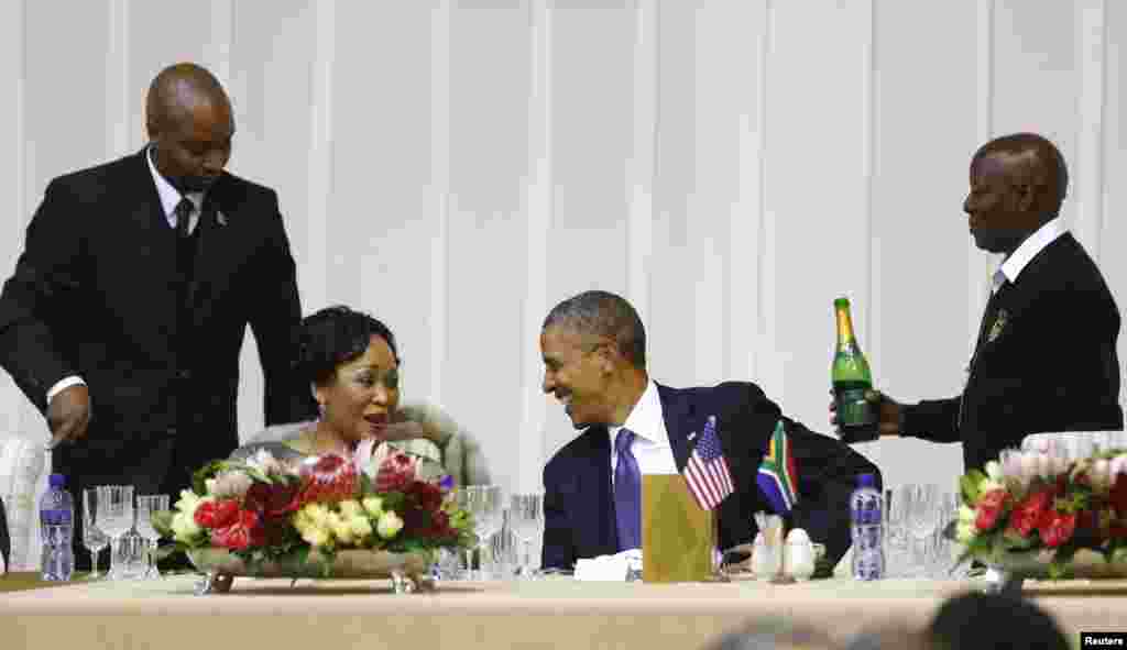 Tổng thống Mỹ Barack Obama trò chuyện cùng Ðệ nhất Phu nhân Nam Phi Thobeka Madiba-Zuma trong bữa quốc yến tại nhà khách tổng thống ở Pretoria, ngày 29 tháng 6, 2013.