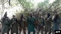 Thủ lãnh nhóm hjếu chiến Boko Haram Abubakar Shekau (giữa) tại một địa điểm không được tiết lộ.