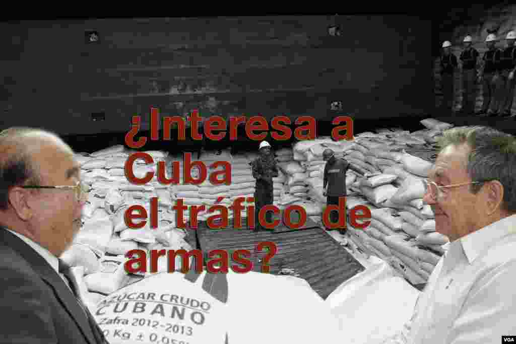 Tổng thống Panama Ricardo Martinelli xem xét các lô hàng&nbsp;có nhãn &quot;đường thô Cuba&quot; trong tàu mang cờ Bắc Triều Tiên Chong Chon Gang neo đậu tại cảng container Manzanillo ở Colon, ngày 16/7/2013.