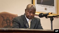 Tổng thống Uganda Yoweri Museveni ký dự luật chống đồng tính ở Entebbe, Uganda, 24/2/2014.