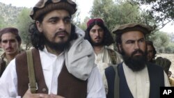 Thủ lãnh Taliban Hakimullah Mehsud (trái), ngày 4 tháng 10, 2009