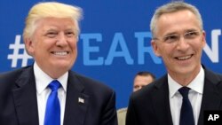 Tổng thống Mỹ Donald Trump và Tổng thư Ký NATO Jens Stoltenberg tại Brussels, Bỉ, ngày 25/5/2017.