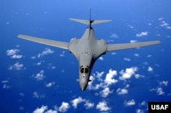 Máy bay ném bom B-1B của Mỹ bay trên bầu trời Thái Bình Dương. B-1B Lancer có thể mang 57 tấn vũ khí, và có khả năng ném tất cả các loại bom, bao gồm cả bom nguyên tử chiến lược và chiến thuật.