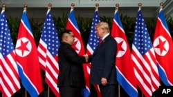 Tư liệu - Lãnh tụ Triều Tiên Kim Jong Un cùng Tổng thống Mỹ Donald Trump.