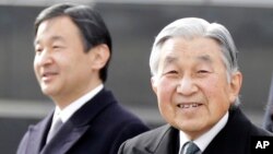 Hoàng đế Akihito, và Thái tử Naruhito.