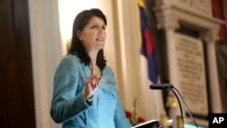 Thống đốc South Carolina, bà Nikki Haley, phát biểu trước một nhà thờ kín người trong một buổi lễ thắp nến cầu nguyện cho các nạn nhân vụ xả súng ở Charleston, 18/6/2015. 