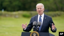 Tổng thống Joe Biden phát biểu về nỗ lực tiêm ngừa vaccine COVID-19 vtoàn cầu trước hội nghị thượng đỉnh G-7, ngày 10 tháng 6, 2021, ở St. Ives, England, Vương quốc Anh.