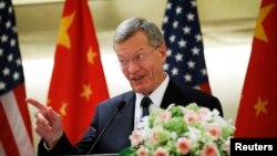 Ðại sứ Mỹ tại Trung Quốc Max Baucus phát biểu tại Bắc Kinh, ngày 25/6/2014.