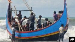 Hàng nghìn người Bangladesh nghèo khó cũng như người tị nạn sắc tộc Rohingya từ Myanmar đã ra khơi trong các chuyến đi đầy nguy hiểm.