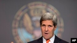 Ngoại trưởng Hoa Kỳ John Kerry kêu gọi hai ứng viên tổng thống Afghanistan, ông Abdullah Abdullah và Ashraf Ghani hãy tự chế.