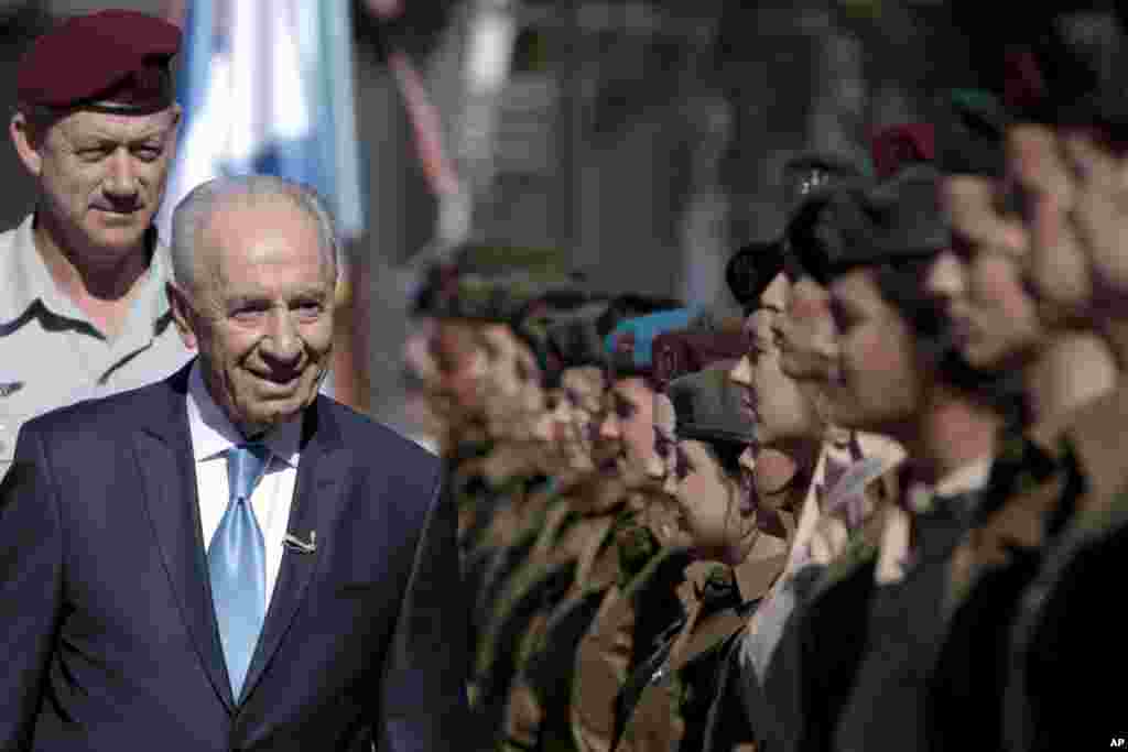 Tổng thống Israel Shimon Peres duyệt binh cùng Tham mưu trưởng Lực lượng Quốc phòng Israel Benny Ganz, trái, trong lễ kỷ niệm 63 năm ngày Quốc khánh Israel, ở Jerusalem, 10/5/2011.