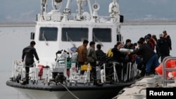 Các thợ lặn trở về sau cuộc tìm kiếm bên trong chiếc phà Sewol, ngày 19/4/2014.