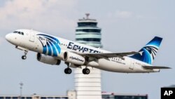 Ảnh tư liệu - Một chiếc máy bay Airbus A320 của hãng hàng không EgyptAir cất cánh.