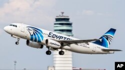 Ảnh minh họa: Máy bay của hãng EgyptAir cất cánh từ phi trường Vienna.