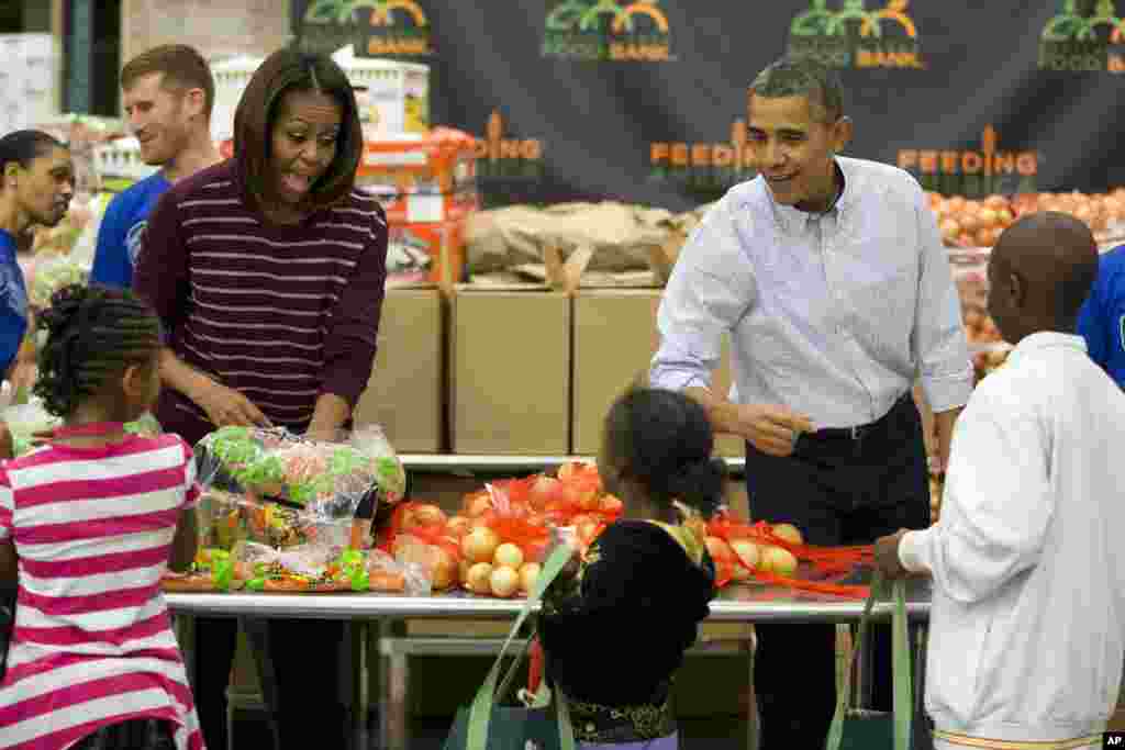 Tổng thống Barack Obama và Đệ nhất Phu nhân Michelle Obama tham gia vào một dự án công ích nhân ngày Lễ Tạ Ơn bằng việc phân phát thực phẩm tại Ngân hàng Thực phẩm ở Thủ đô Washington, ngày 27 tháng 11, 2013.