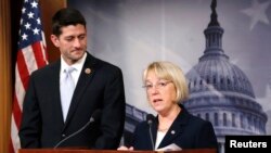 Chủ tịch Ủy ban Ngân sách Thượng viện Patty Murray (phải) Chủ tịch Ủy ban Ngân sách Hạ viện Paul Ryan trong cuộc họp báo ở trụ sở quốc hội Hoa Kỳ, ngày 10/12/2013.