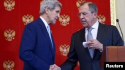 Ngoại trưởng Mỹ John Kerry (trái) và Ngoại trưởng Nga Sergei Lavrov bắt tay nhau trong phiên họp chung tại điện Kremlin ở Moscow, ngày 15/12/2015. 